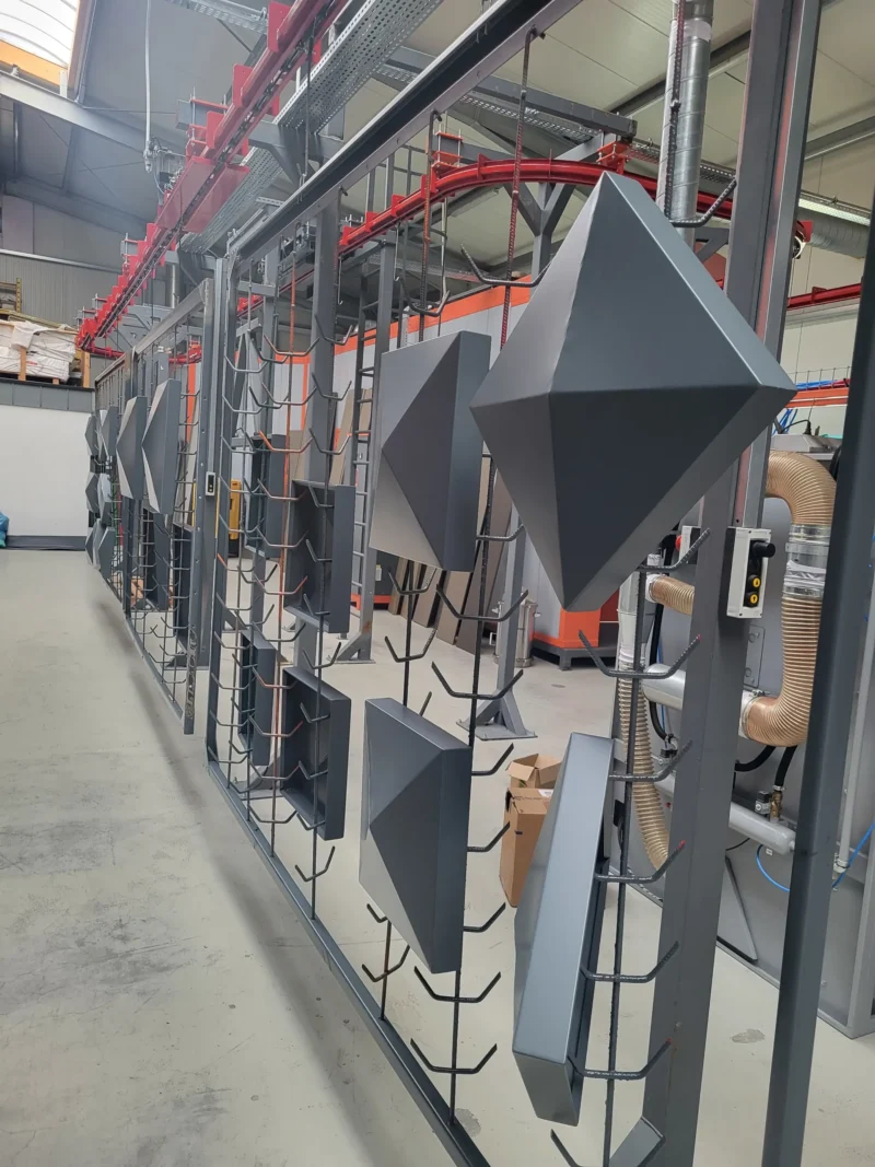 Pulverbeschichtung von Deckel in Anthrazit