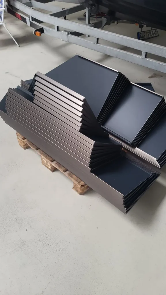 Anthrazitfarbene Stehfalzscharen aus Aluminium für die Dacheindeckung